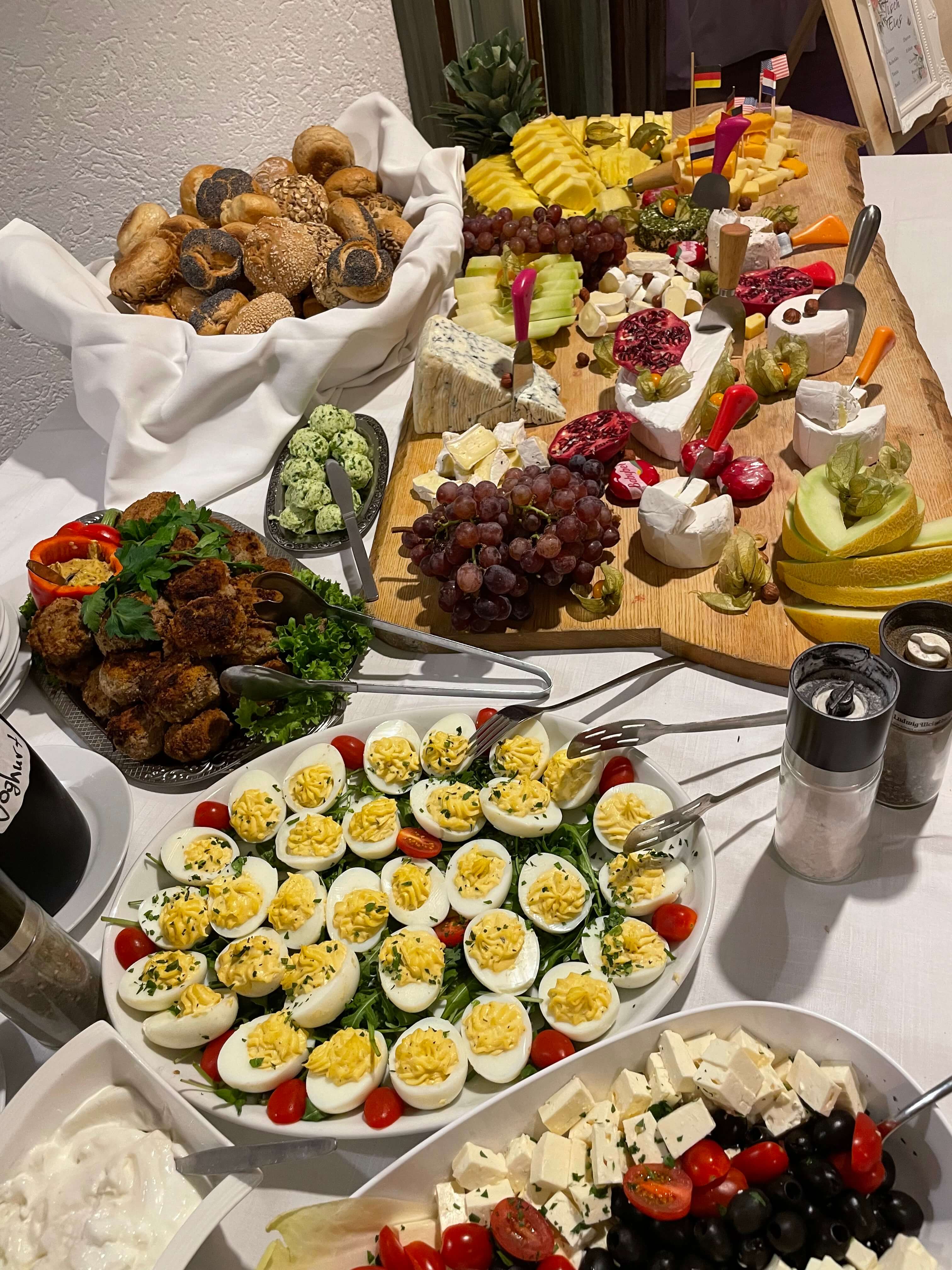 Catering-Arrangement mit Speisen und Dekoration