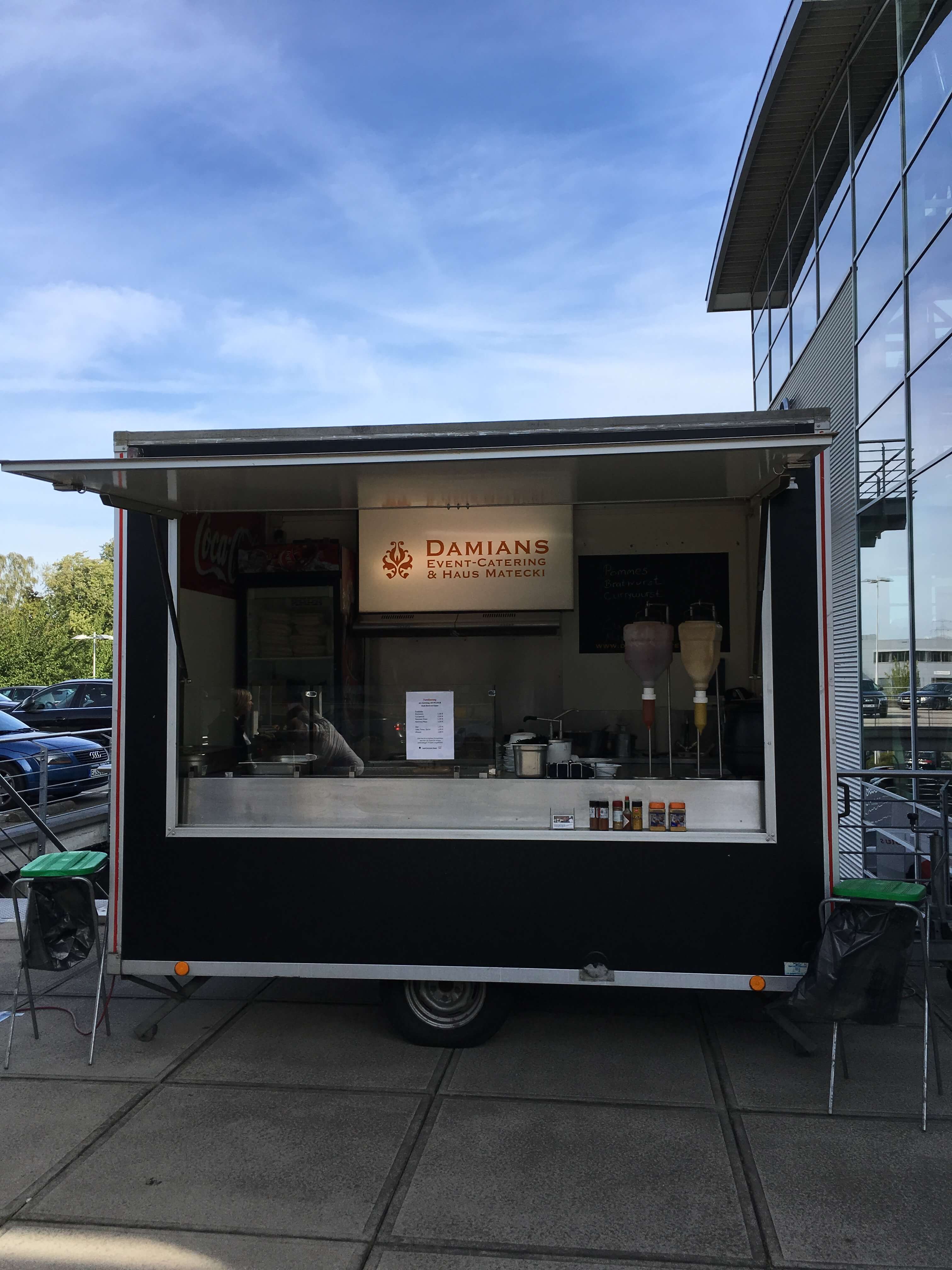 Kleiner Saal mit gedeckten Tischen